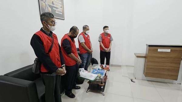 4 Tersangka Korupsi Pengadaan Lampu Menara Suar di Cilacap Ditahan Kejaksaan 4 Tersangka Korupsi Pengadaan Lampu Menara Suar di Cilacap Ditahan Kejaksaan