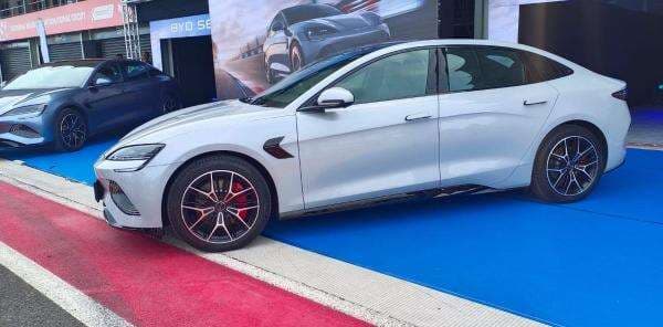 Tesla Disingkirkan BYD, 2 Merek China Ini Merangkak Naik Tesla Disingkirkan BYD, 2 Merek China Ini Merangkak Naik