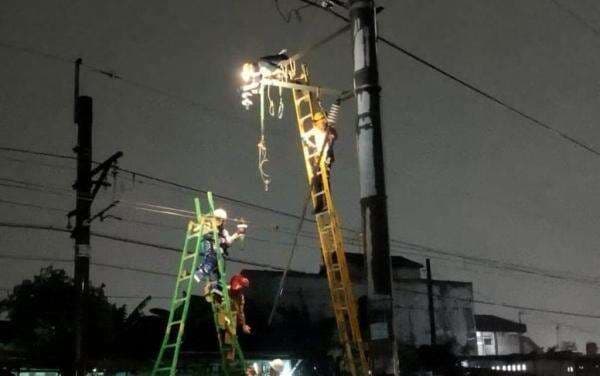 Perjalanan KRL Cikarang-Tambun Terhenti gegara Gangguan Jaringan Tiang Listrik Perjalanan KRL Cikarang-Tambun Terhenti gegara Gangguan Jaringan Tiang Listrik