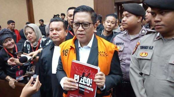 Tiba di Pengadilan, Hasto Pamer Buku Pleidoi Tulisan Sendiri selama Jadi Tahanan Tiba di Pengadilan, Hasto Pamer Buku Pleidoi Tulisan Sendiri selama Jadi Tahanan