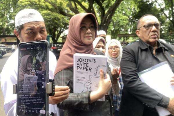 Diperiksa Polda Metro, Dokter Tifa Bawa Buku Jokowi's White Paper Diperiksa Polda Metro, Dokter Tifa Bawa Buku Jokowi's White Paper