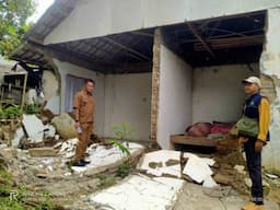  Tiga Rumah di Pandeglang Rusak Usai Gempa 5,7M Bayah, Satu Unit Ambruk   