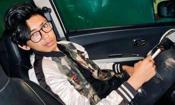 TikToker Nazmitsq Diduga Lakukan Pelecehan Seksual, Sodorkan Alat Kelamin ke Wajah Teman Pria TikToker Nazmitsq Diduga Lakukan Pelecehan Seksual, Sodorkan Alat Kelamin ke Wajah Teman Pria