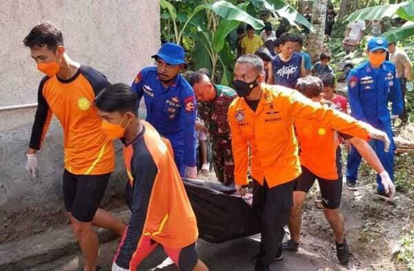 Tim SAR Evakuasi Jenazah Korban Banjir di Bandar Lampung