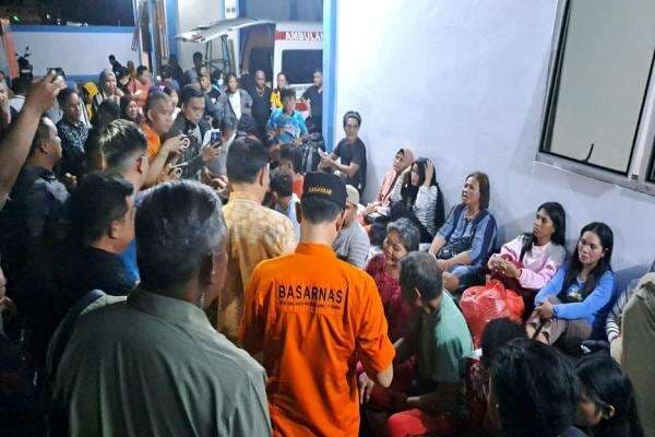 Tim SAR Gabungan Evakuasi 571 Penumpang KM Barcelona V, Melebihi Data Manifest Tim SAR Gabungan Evakuasi 571 Penumpang KM Barcelona V, Melebihi Data Manifest