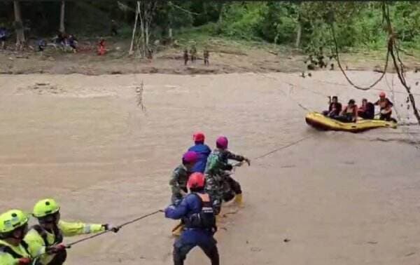 Tim SAR Terus Berjibaku Evakuasi Warga Terisolasi Akibat Banjir di Luwu