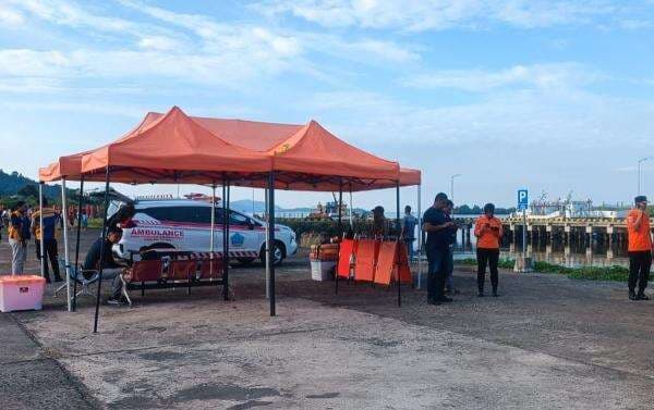 KM Barcelona 5A Terbakar di Perairan Talise, Basarnas: Evakuasi Penumpang Masih Berlangsung KM Barcelona 5A Terbakar di Perairan Talise, Basarnas: Evakuasi Penumpang Masih Berlangsung