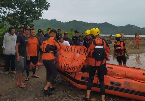 Berenang Bersama Anak di Pantai Umbar, Pria Ini Tewas Tenggelam Berenang Bersama Anak di Pantai Umbar, Pria Ini Tewas Tenggelam