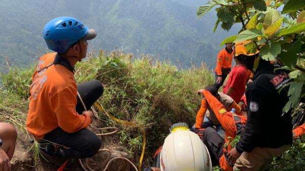 Terpeleset saat Ambil Foto, Pendaki Gunung Muria Tewas Terjatuh ke Jurang Terpeleset saat Ambil Foto, Pendaki Gunung Muria Tewas Terjatuh ke Jurang