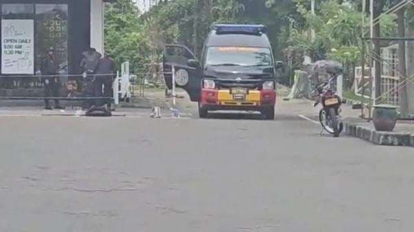 Tim Jibom Brimob Polda Jatim Amankan Koper Misterius di SPBU Sidoarjo, Isinya Mengejutkan Tim Jibom Brimob Polda Jatim Amankan Koper Misterius di SPBU Sidoarjo, Isinya Mengejutkan