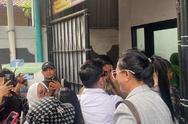 Kubu Nikita Mirzani Protes Tak Bisa Masuk PN Jaksel: Ini Sidang Terbuka! Kubu Nikita Mirzani Protes Tak Bisa Masuk PN Jaksel: Ini Sidang Terbuka!