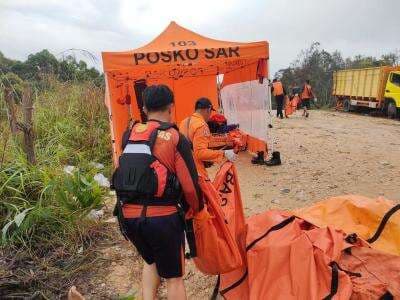 Update Truk Masuk Sungai di Riau: 14 Jenazah Ditemukan, 1 Anak Masih Hilang Update Truk Masuk Sungai di Riau: 14 Jenazah Ditemukan, 1 Anak Masih Hilang