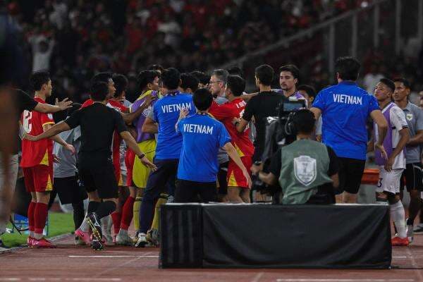 Media Malaysia Soroti Asisten Pelatih Timnas Indonesia U-23 yang Ngamuk Robi Darwis Diganggu: Taktik Licik Vietnam Media Malaysia Soroti Asisten Pelatih Timnas Indonesia U-23 yang Ngamuk Robi Darwis Diganggu: Taktik Licik Vietnam