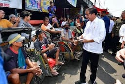 Tinjau Pasar Baru Karawang, Jokowi: Saya Kira Harganya Baik