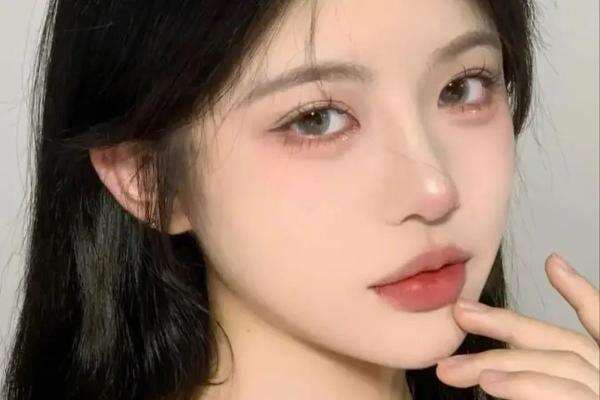 Tips Buat Riasan Douyin yang Lagi Populer di China, Bisa Bikin Wajah Mirip Boneka Tips Buat Riasan Douyin yang Lagi Populer di China, Bisa Bikin Wajah Mirip Boneka