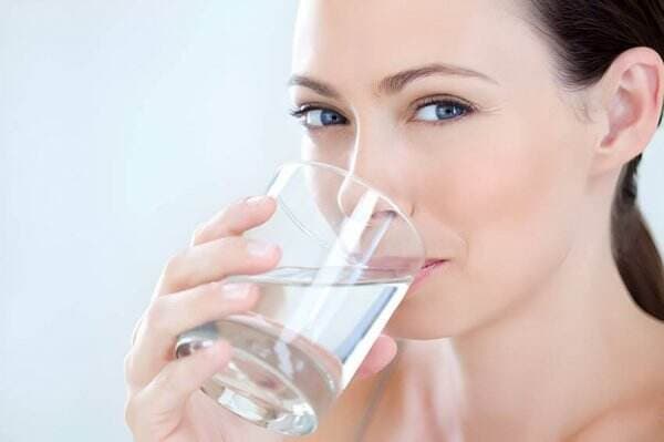 Tips Minum Air Putih saat Puasa Agar Ginjal Tetap Sehat