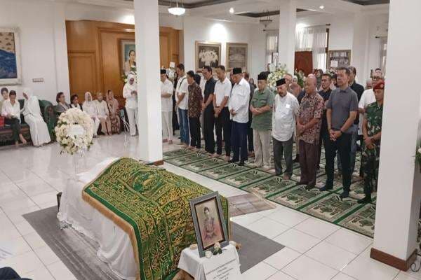 Titiek Puspa Disalatkan di Wisma Puspa sebelum Dimakamkan di Tanah Kusir Titiek Puspa Disalatkan di Wisma Puspa sebelum Dimakamkan di Tanah Kusir