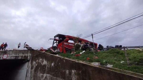 TKP Maut Kecelakaan Bus SMP dan Truk di Tol Pandaan-Malang, Km 77 Tanjakan Menikung TKP Maut Kecelakaan Bus SMP dan Truk di Tol Pandaan-Malang, Km 77 Tanjakan Menikung