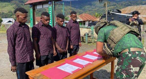 TNI Bantah OPM, 4 Pelajar Kembali ke Pangkuan NKRI Tanpa Paksaan TNI Bantah OPM, 4 Pelajar Kembali ke Pangkuan NKRI Tanpa Paksaan