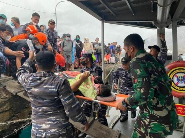 TNI AL Evakuasi 488 Korban Erupsi Gunung Ruang dengan Kapal Perang