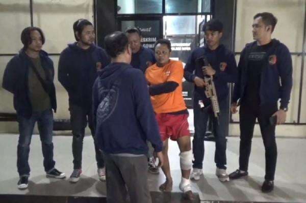 Tampang TNI Gadungan di Gowa Curi 30 Gram Emas, Ditembak karena Nekat Kabur Tampang TNI Gadungan di Gowa Curi 30 Gram Emas, Ditembak karena Nekat Kabur