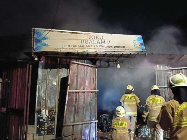 Toko Grosir di Cengkareng Kebakaran, 3 Jam Baru Padam Toko Grosir di Cengkareng Kebakaran, 3 Jam Baru Padam