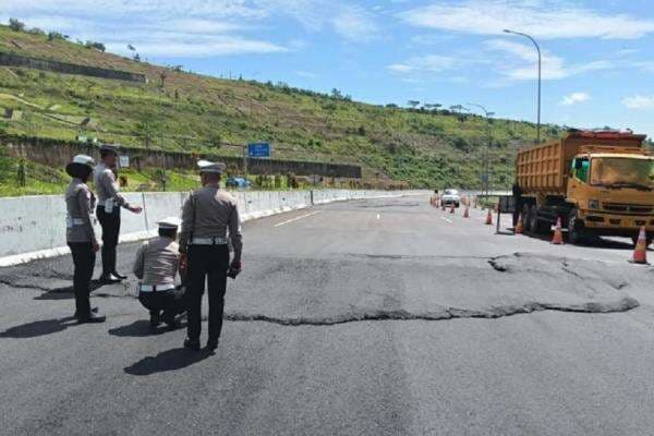 Tol Cisumdawu KM 177 Retak dan Amblas, Kendaraan Dialihkan ke Jalur Lambat Tol Cisumdawu KM 177 Retak dan Amblas, Kendaraan Dialihkan ke Jalur Lambat