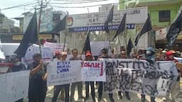 Tolak Kecurangan Pemilu 2024, Ratusan Massa Berbaju Hitam Gelar Demonstrasi di KPU Kota Depok