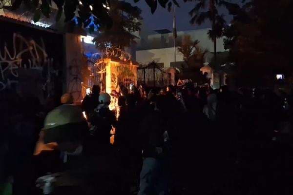 Tolak Pengesahan RUU TNI, Massa Mahasiswa Masih Padati Gedung DPRD Jabar hingga Malam Tolak Pengesahan RUU TNI, Massa Mahasiswa Masih Padati Gedung DPRD Jabar hingga Malam