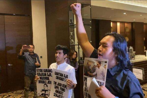 Tolak RUU TNI, Koalisi Masyarakat Sipil Reformasi Sektor Keamanan Geruduk Rapat Panja DPR di Hotel Mewah Tolak RUU TNI, Koalisi Masyarakat Sipil Reformasi Sektor Keamanan Geruduk Rapat Panja DPR di Hotel Mewah