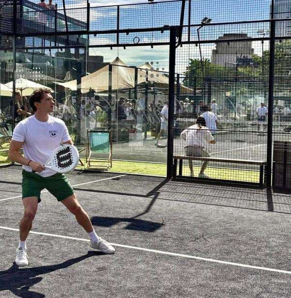 4 Potret Tom Holland Ikutan Main Padel, Sporty Banget! 4 Potret Tom Holland Ikutan Main Padel, Sporty Banget!