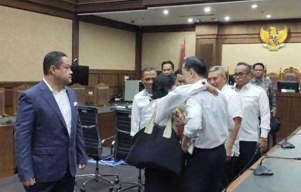 Divonis 4,5 Tahun Penjara, Tom Lembong Peluk Istri Usai Sidang Kasus Korupsi Gula Divonis 4,5 Tahun Penjara, Tom Lembong Peluk Istri Usai Sidang Kasus Korupsi Gula