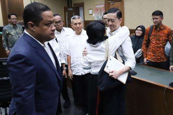 Momen Tom Lembong Peluk Istri usai Divonis 4,5 Tahun Penjara Momen Tom Lembong Peluk Istri usai Divonis 4,5 Tahun Penjara