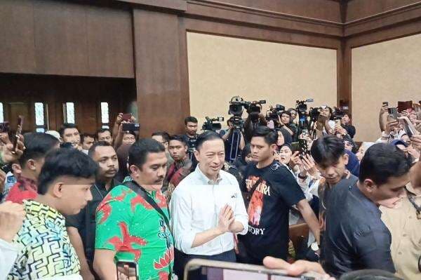 Tom Lembong Jalani Sidang Vonis, Simpatisan Nyanyi Indonesia Raya Tom Lembong Jalani Sidang Vonis, Simpatisan Nyanyi Indonesia Raya