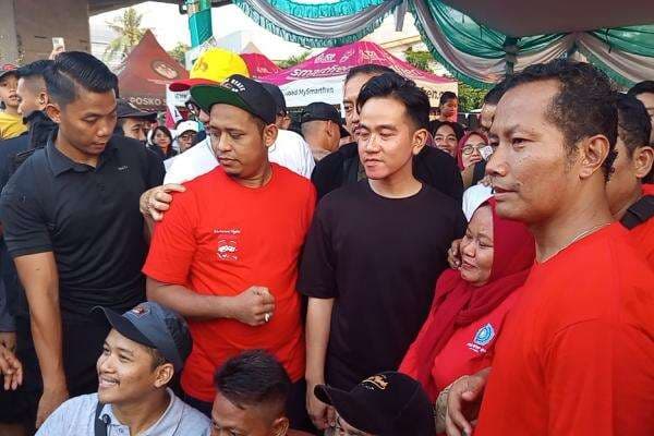 Tonton Lomba Panjat Pinang di Kalimalang, Wapres Gibran Kasih Hadiah 3 Sepeda Listrik Tonton Lomba Panjat Pinang di Kalimalang, Wapres Gibran Kasih Hadiah 3 Sepeda Listrik