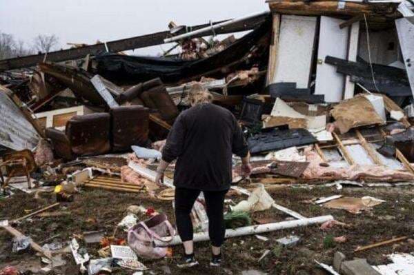 Tornado Dahsyat Sapu Amerika Serikat, 33 Orang Tewas Tornado Dahsyat Sapu Amerika Serikat, 33 Orang Tewas