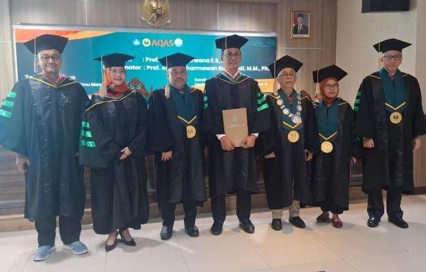 Totok Raih Gelar Doktor dari UNJ Totok Raih Gelar Doktor dari UNJ