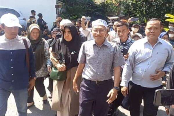 TPUA Geruduk Rumah Jokowi di Solo, Minta Klarifikasi Ijazah Asli UGM TPUA Geruduk Rumah Jokowi di Solo, Minta Klarifikasi Ijazah Asli UGM