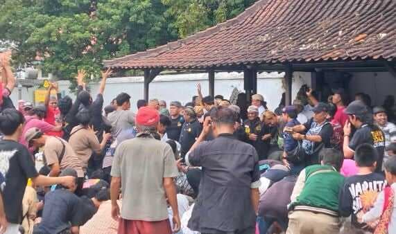 Tradisi Rebo Wekasan, Warga Berebut Curak Sedekah Keraton Kasepuhan Cirebon Tradisi Rebo Wekasan, Warga Berebut Curak Sedekah Keraton Kasepuhan Cirebon