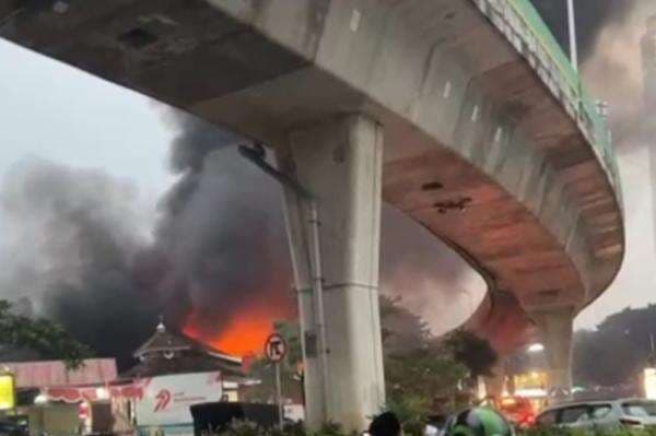Transjakarta Koridor 13 Berhenti Operasi Sementara Imbas Kebakaran Pasar Taman Puring Transjakarta Koridor 13 Berhenti Operasi Sementara Imbas Kebakaran Pasar Taman Puring