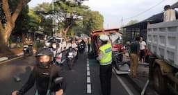  Truk Tabrak PJU di Jalan Raya Juanda Depok, Lalu Lintas Macet   