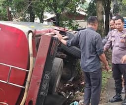 Truk Tangki Air Terguling di Sawangan Depok, Diduga Sopir Mengantuk