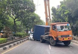 Truk Terguling Timpa Minibus di Bekasi, Lalin Macet Parah