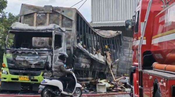 Truk Boks Berisi Ratusan Paket Ludes Terbakar di Gudang Gedebage Bandung Truk Boks Berisi Ratusan Paket Ludes Terbakar di Gudang Gedebage Bandung