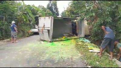 Truk Bermuatan Cat Terguling, Kendaraan Ringsek Jalan Jadi Warna-Warni Truk Bermuatan Cat Terguling, Kendaraan Ringsek Jalan Jadi Warna-Warni