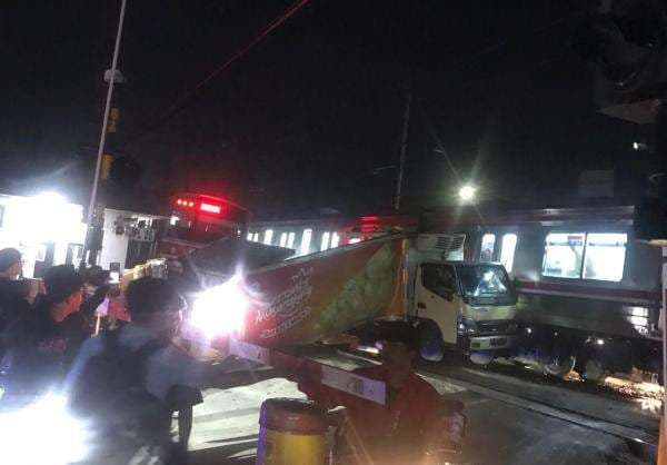 Truk Boks Bawa Bahan Pizza Tertemper KRL di Perlintasan Bojonggede Truk Boks Bawa Bahan Pizza Tertemper KRL di Perlintasan Bojonggede