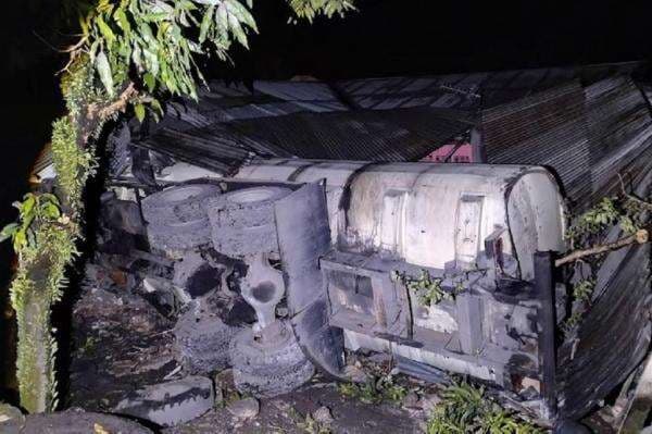 Identitas 2 Korban Tewas Kecelakaan Truk CPO Tabrak Rumah di Padang, 3 Orang Luka Identitas 2 Korban Tewas Kecelakaan Truk CPO Tabrak Rumah di Padang, 3 Orang Luka