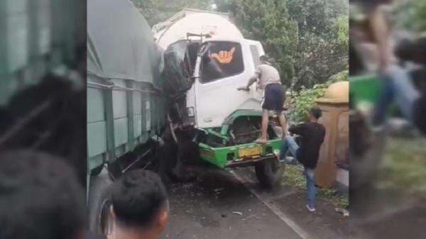 Mengerikan, 2 Truk Tabrakan hingga Ringsek di Lumajang Mengerikan, 2 Truk Tabrakan hingga Ringsek di Lumajang