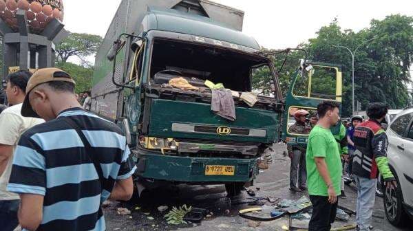 Geger Truk Tronton Tabrak Puluhan Kendaraan di Tangerang, Penting Pahami Area Blind Spot Geger Truk Tronton Tabrak Puluhan Kendaraan di Tangerang, Penting Pahami Area Blind Spot