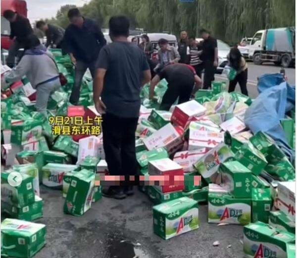 Truk Minum Terguling, Reaksi Warga Sekitar Ini Patut Diacungkan Jempol Truk Minum Terguling, Reaksi Warga Sekitar Ini Patut Diacungkan Jempol